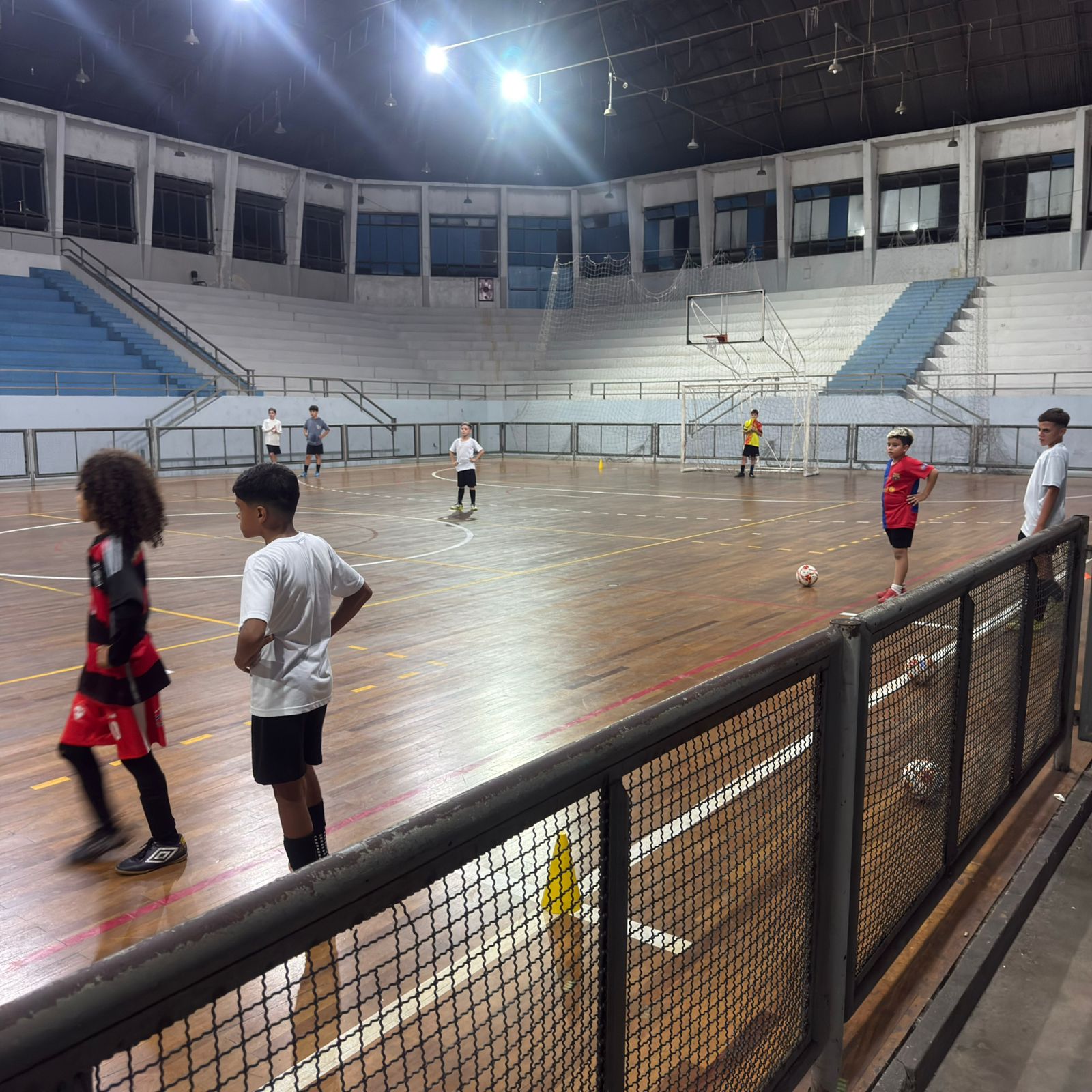 Crianças jogando futsal livremente