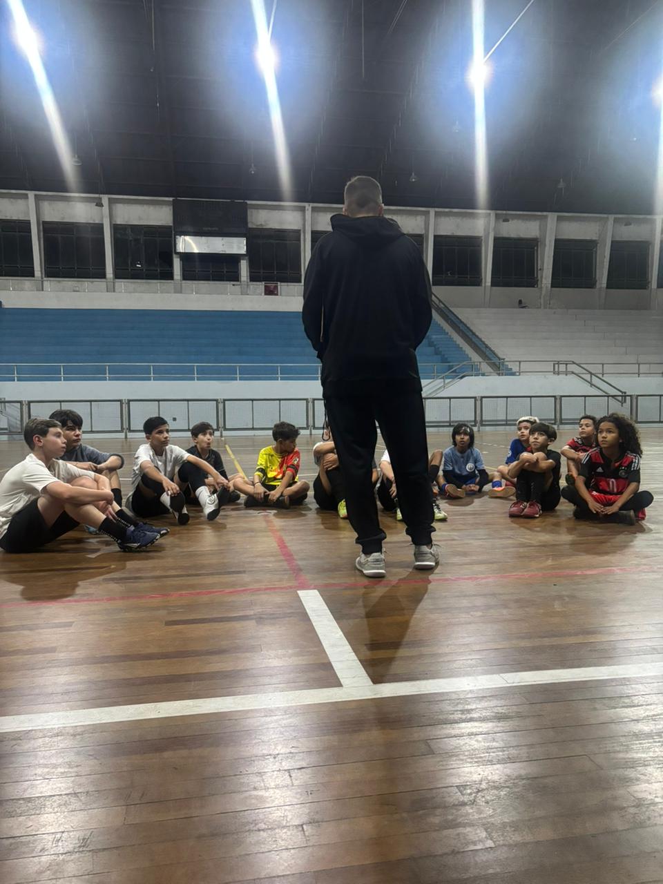 Treino focado em desenvolvimento motor e condução de bola